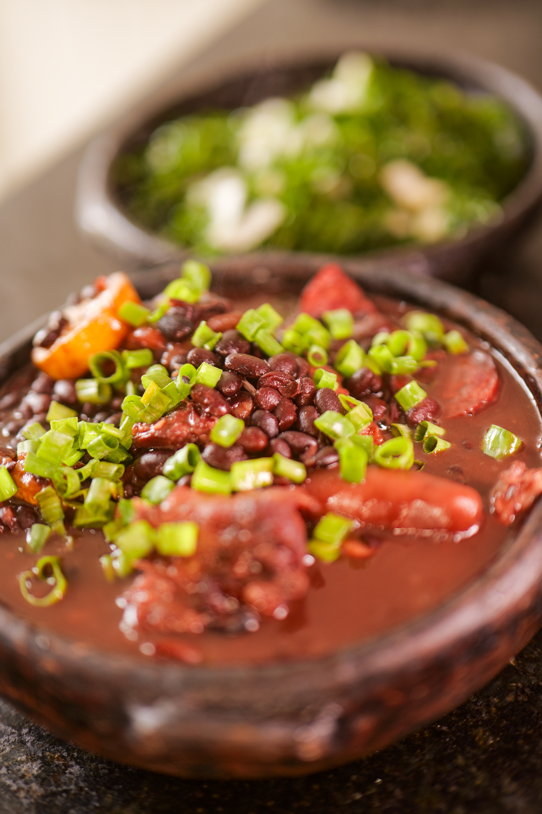 Feijoada D'EGAS servida em panela de barro