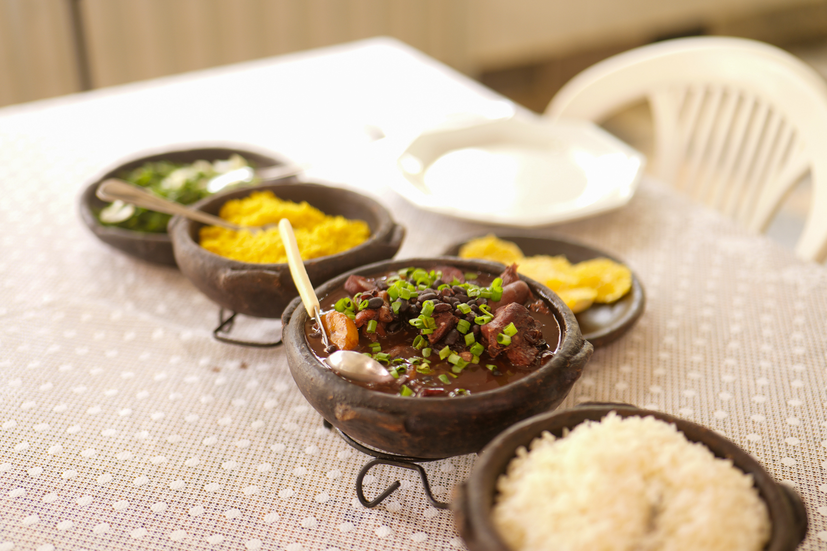 Mesa com comida caseira do D'EGAS